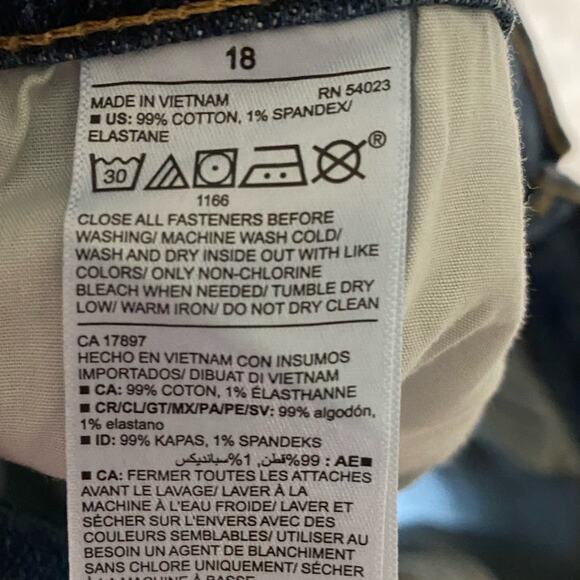 Old Navy Mid Rise Boyfriend Barbara Clean Denim Blue Jean Shorts Size 18 - Picture 3 of 7